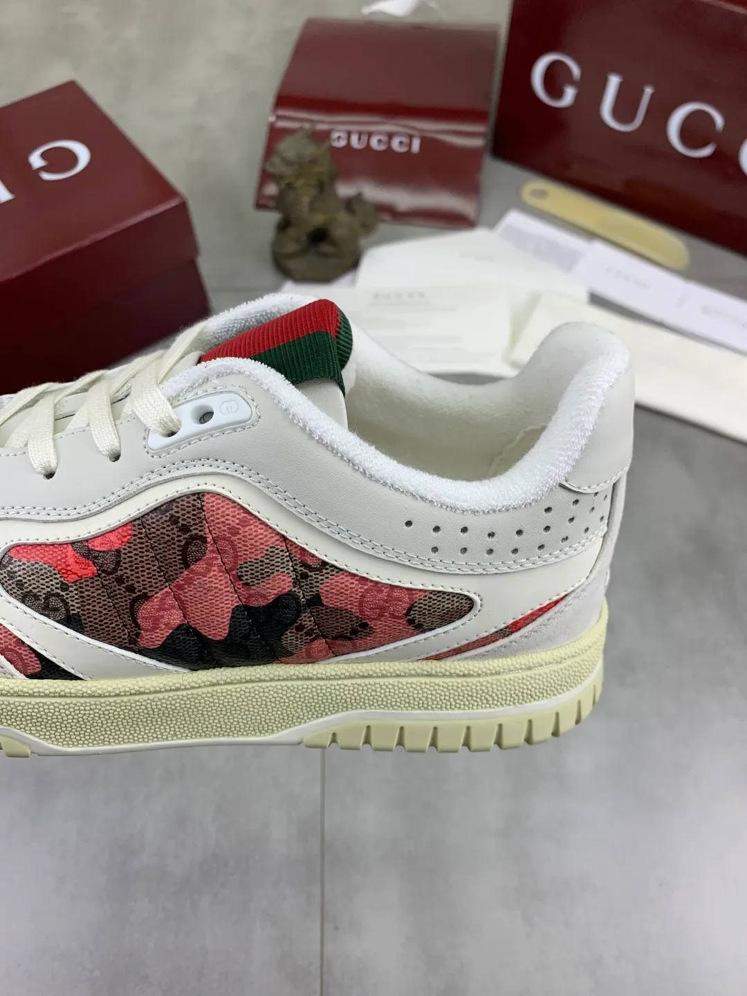 Men's shoes 💰P542 New Gucci autumn and winter low-end catwalk casual sneakers, top version! Oil edge craftsmanship. New model for early spring, creating a perfect style, cool and sassy, ​​c-position fashionable wear, classic shoe style with retro and futuristic feel, showing exquisite texture! Open mold to customize high-density outsole. Comes fully packaged. Size: 40-45 Fabric: Imported calfskin punching Lining: Imported original towel lining